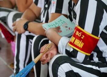 Tặng sách cho phạm nhân