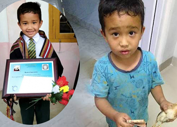 CẬU BÉ ẤN ĐỘ ĐƯA GÀ ĐI CẤP CỨU