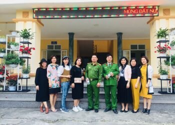 TẶNG SÁCH TRUYỆN CHO PHẠM NHÂN