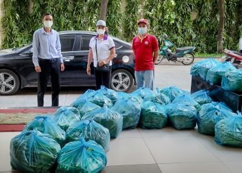 Vicaris trao 500 kg rau đến Mặt trận tổ quốc quận Tân Phú và quận 4