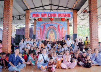 Quỹ Bảo trợ giáo dục Vicaris tặng quà trung thu  tại Mái ấm chùa Linh Quang và tu tập tại Đạo Tràng Bồ Đề Trúc Lâm Sơn Động, Đồng Na