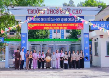 ĐĐ. Tuệ Đạt dẫn đoàn Vicaris đến bảo trợ hai học sinh chăm sóc mẹ bị bệnh liệt tại Đồng Nai