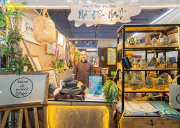 Dễ thương gian hàng thư pháp gây quỹ của vị sư trẻ