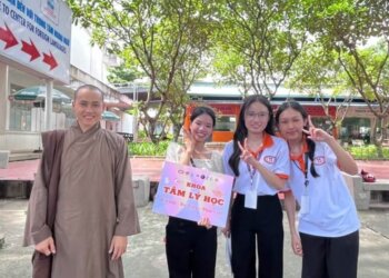 Vị thầy trẻ tổ chức bán bánh trung thu gây quỹ học bổng